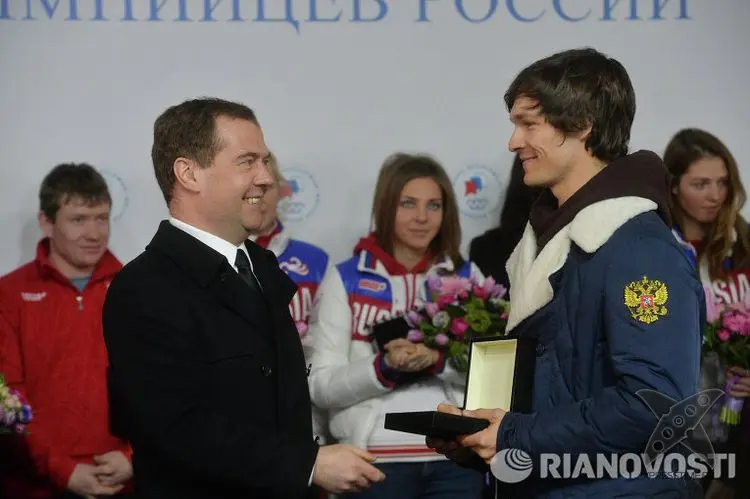 Олимпийские чемпионы получили мерседесы