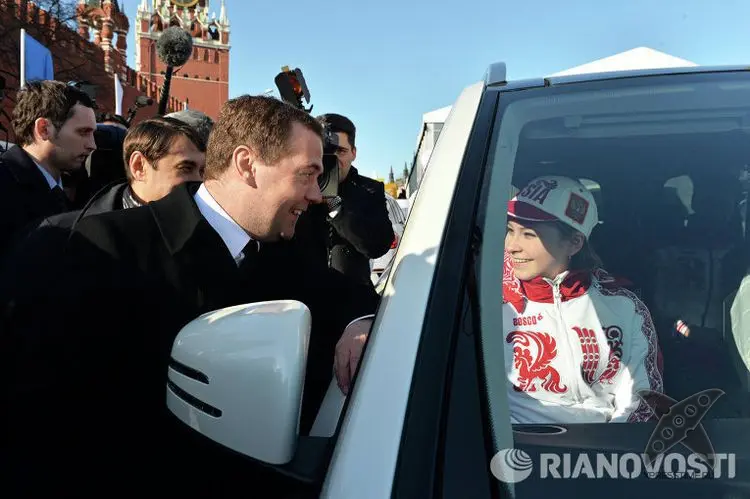 Олимпийские чемпионы получили мерседесы