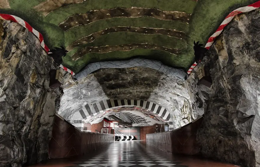 Самые красивые в мире станции метро-23