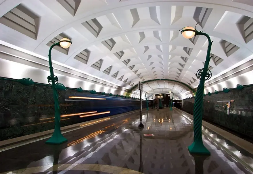 Самые красивые в мире станции метро-33