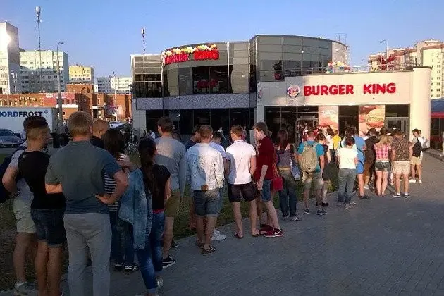 Белорусы опозорились на открытии Burger King-1