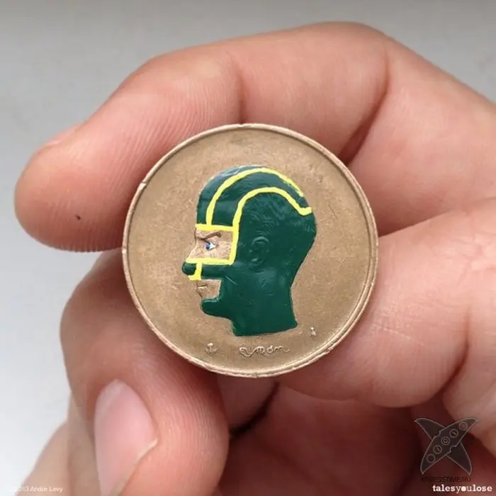 Рисунки различных персонажей на монетах