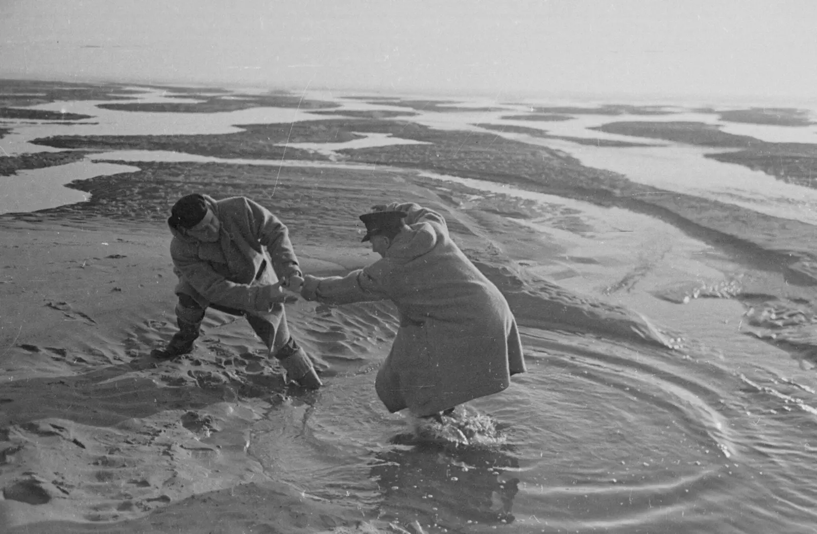 Мели Гудвина 1948г. Помощь застрявшему в зыбучих песках во время прогулки