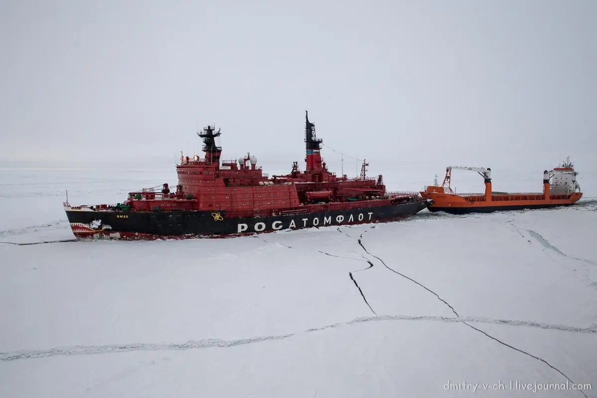 Буксировка судна ледоколом Фото: Дмитрий Викторович Лобусов, https://dmitry-v-ch-l.livejournal.com/