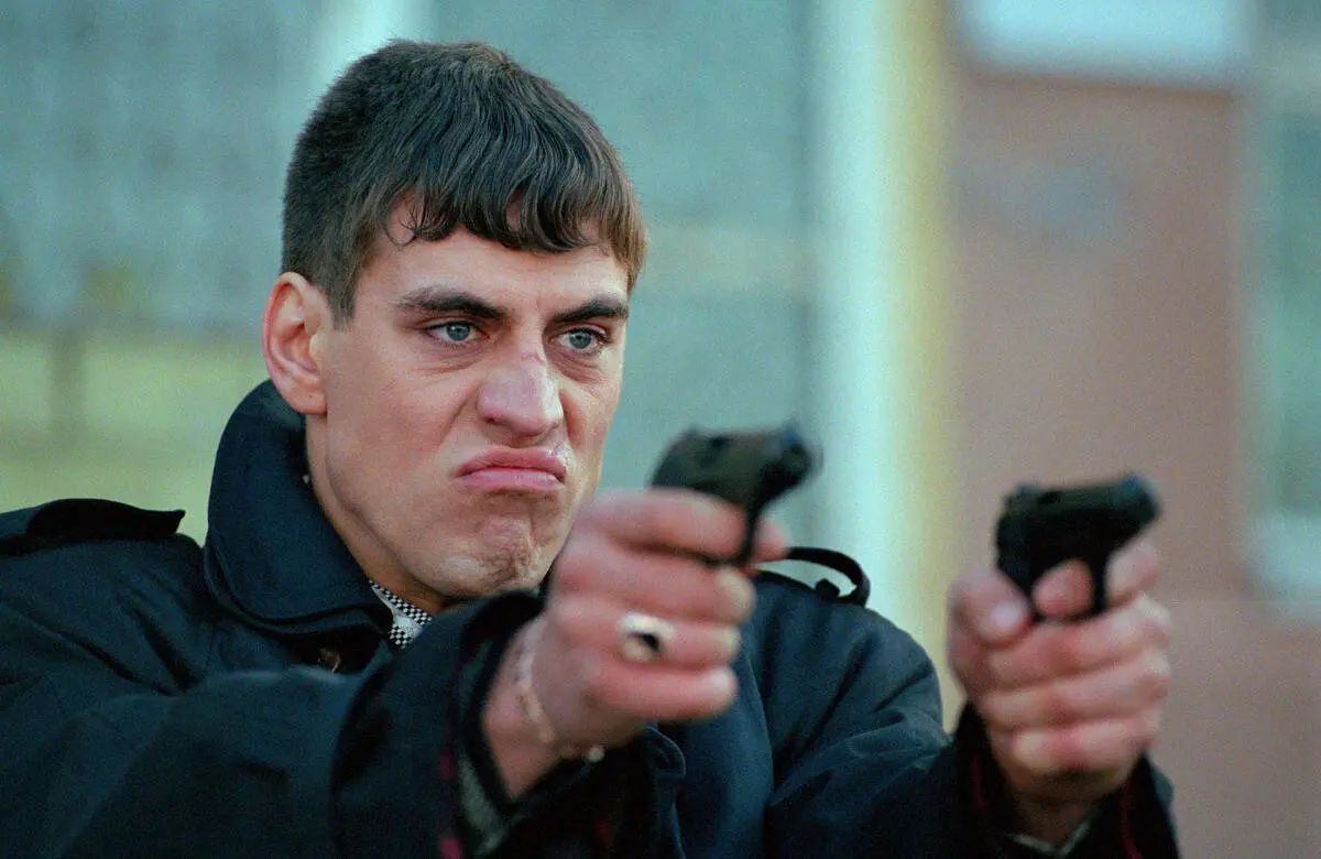 Дюжев в роли Саймона