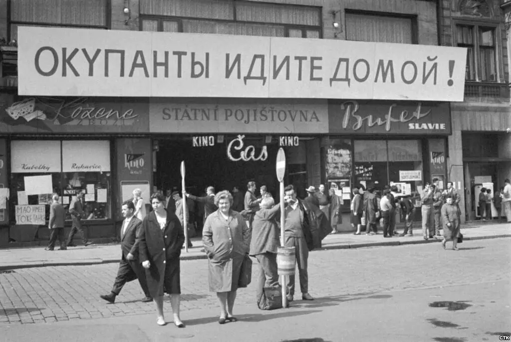 Такие плакаты в 1968 году стали обычными для Чехословакии еще до введения советских войск.
