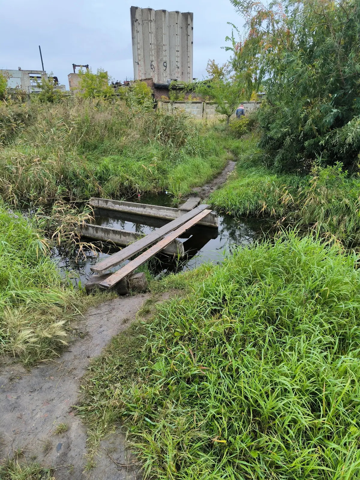 Визуально метра полтора глубина, вода чистая, доски мокрые и шатаются.