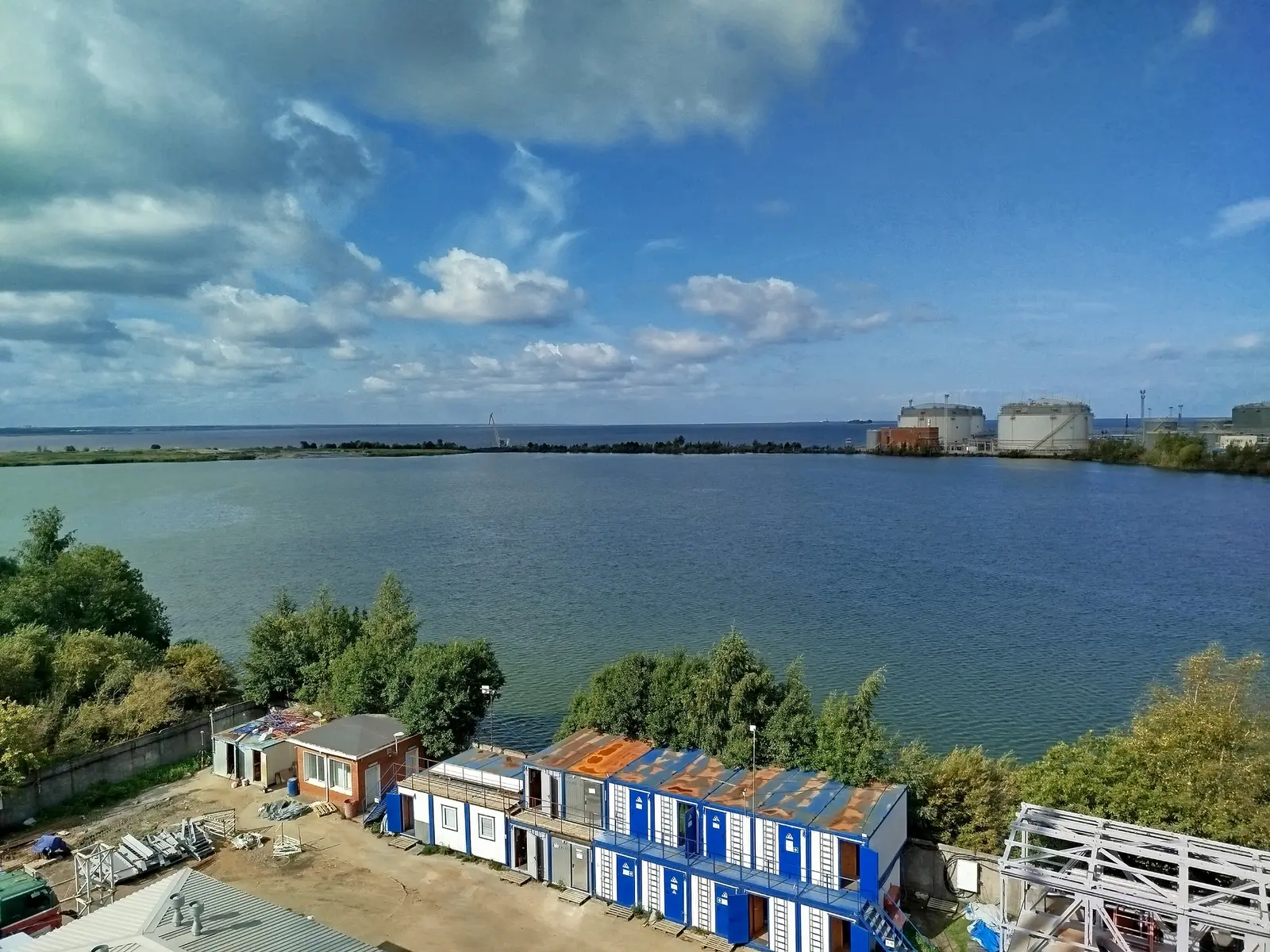 Красивое, когда уже привык и даже фоткать способен из люльки.