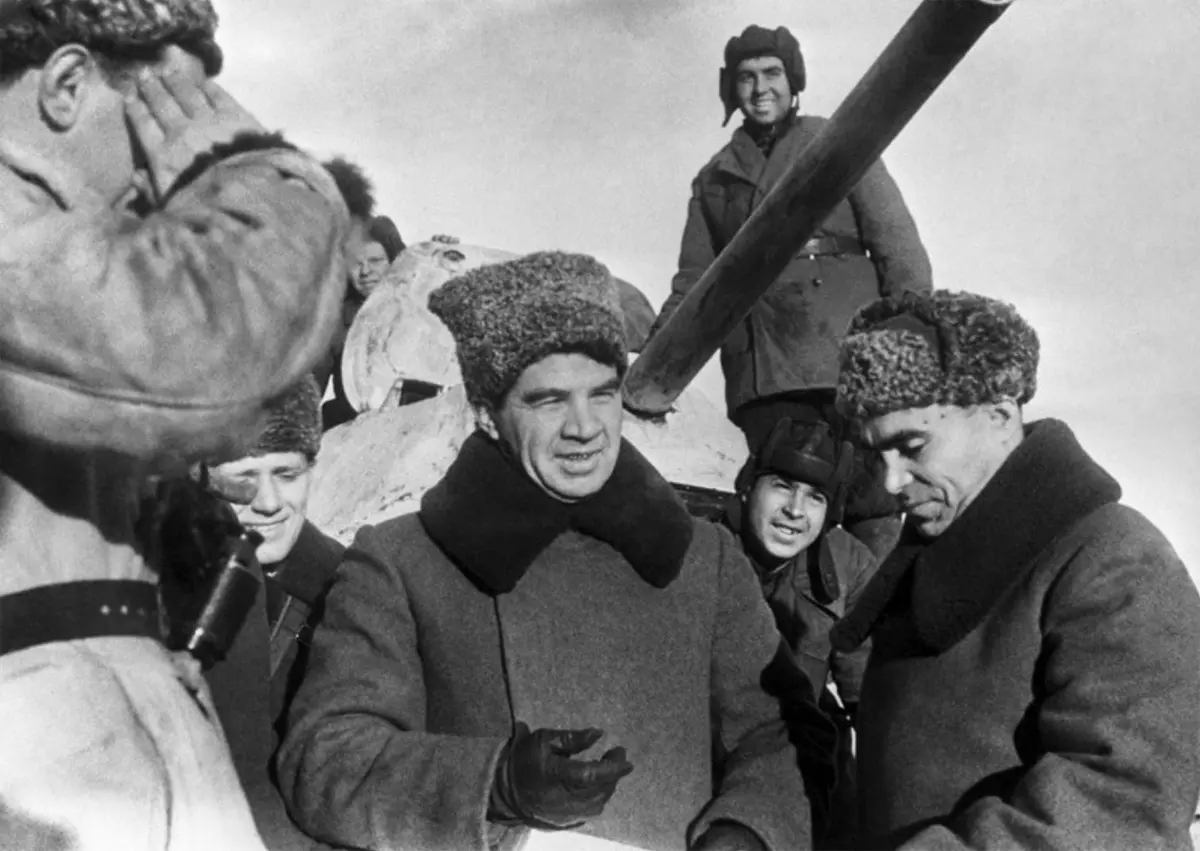 Командующий 62-й армией генерал-лейтенант В.И. Чуйков на переднем крае обороны, 1942
