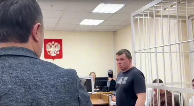 Максим Гурьев — владелец мойки. На фото он в суде по делу об убийстве боксера в ночном клубе