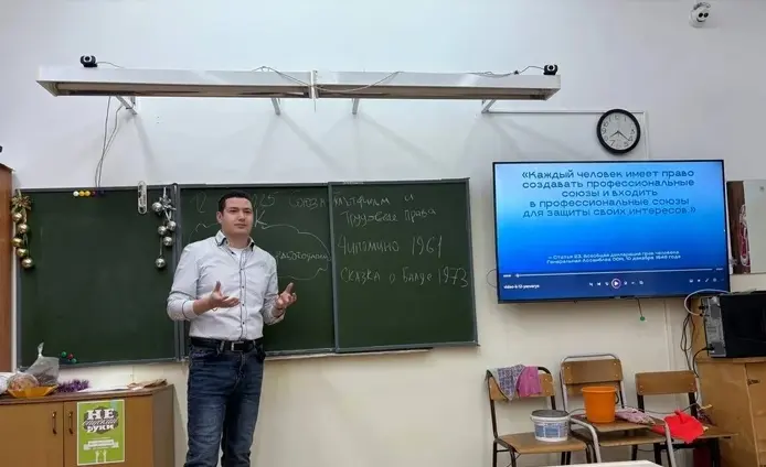 Учитель Вячеслав Пильников на уроке, посвященном трудовым правам